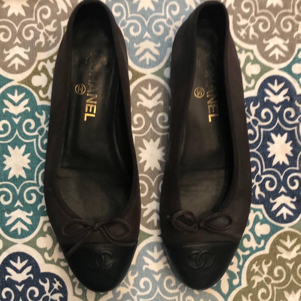 CHANEL Black Flats with Elegant Bow Detail